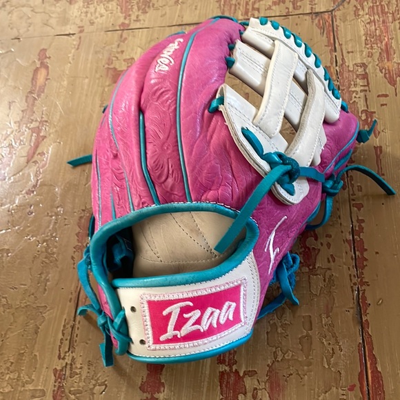 Izaa Baseball glove for sale good condition Brocken in baseball/softball - Picture 1 of 4